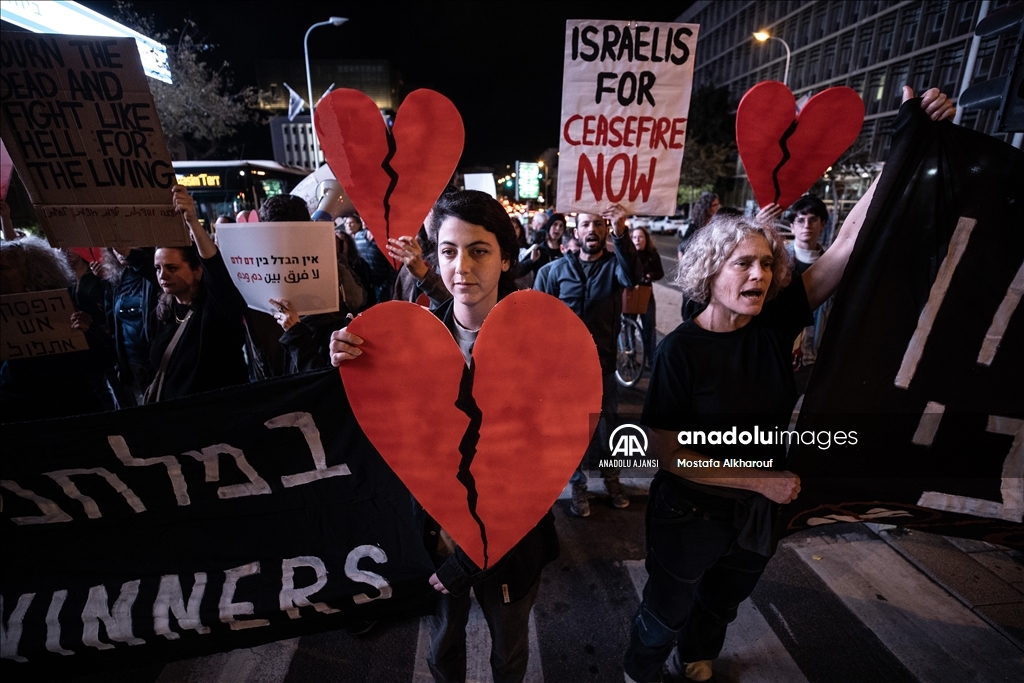 Gazze'de ateşkes talep eden İsrailli aktivistler Tel Aviv'de gösteri düzenledi