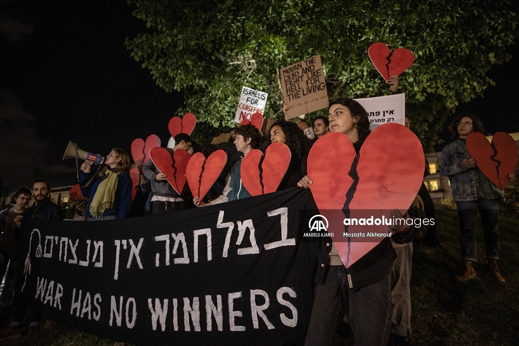 Gazze'de ateşkes talep eden İsrailli aktivistler Tel Aviv'de gösteri düzenledi