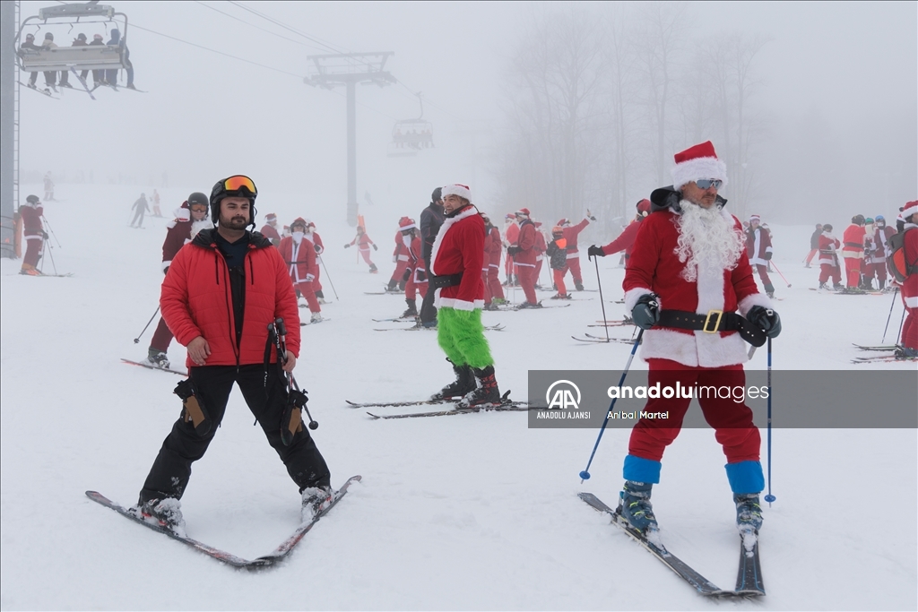 Yüzlerce kayakçı ABD'de düzenlenen ''Santa Sunday'' etkinliğine katıldı