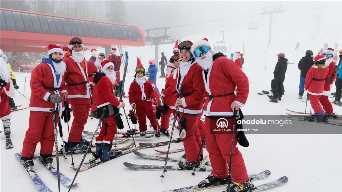 Yüzlerce kayakçı ABD'de düzenlenen ''Santa Sunday'' etkinliğine katıldı