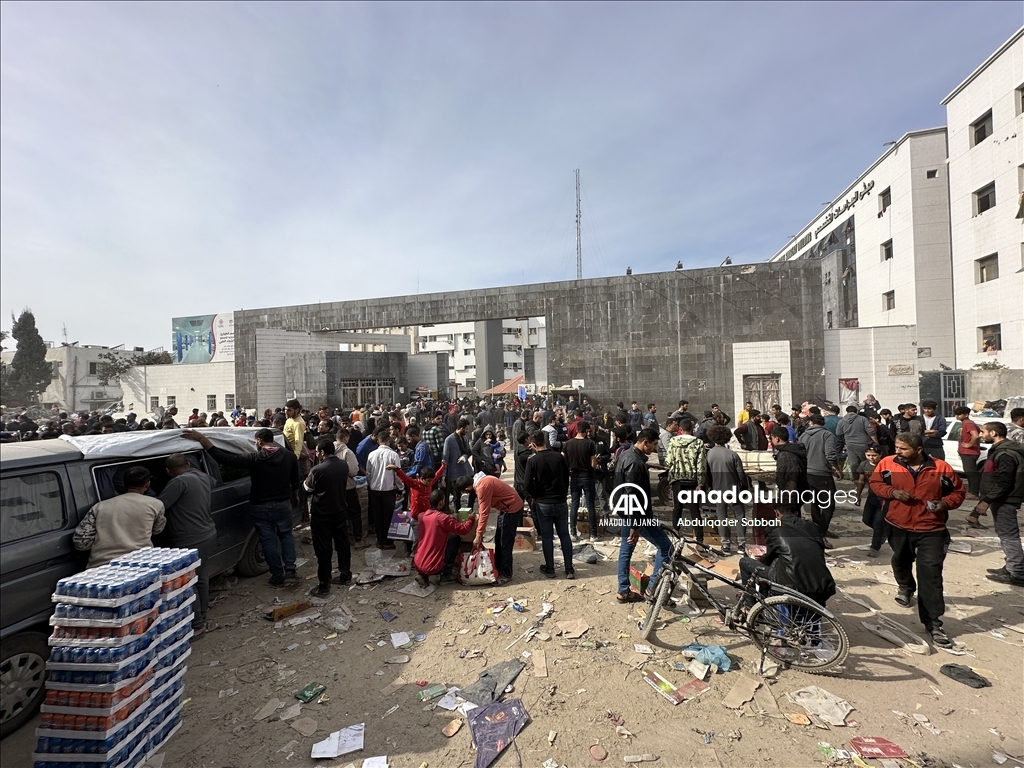 Gazze'deki Şifa Hastanesi'ne sığınan Filistinliler, zor şartlar altında yaşamlarını sürdürüyor