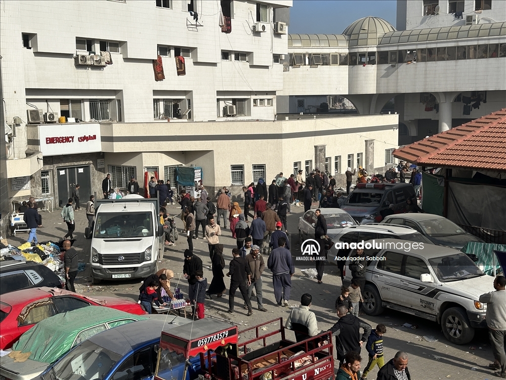 Gazze'deki Şifa Hastanesi'ne sığınan Filistinliler, zor şartlar altında yaşamlarını sürdürüyor