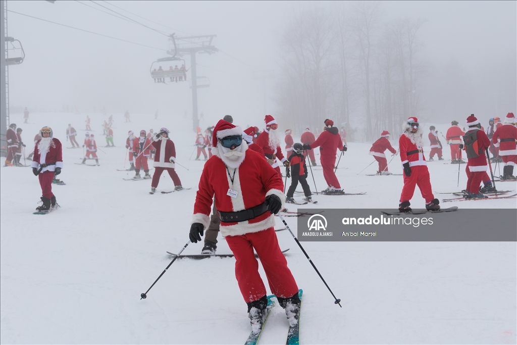 Yüzlerce kayakçı ABD'de düzenlenen ''Santa Sunday'' etkinliğine katıldı