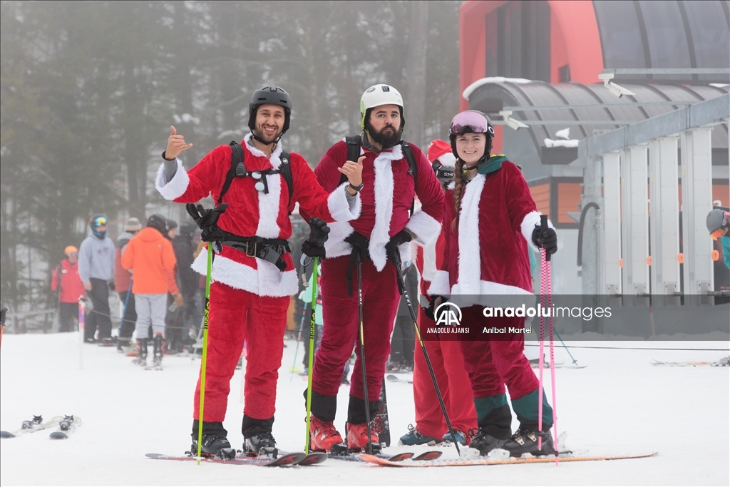 Yüzlerce kayakçı ABD'de düzenlenen ''Santa Sunday'' etkinliğine katıldı