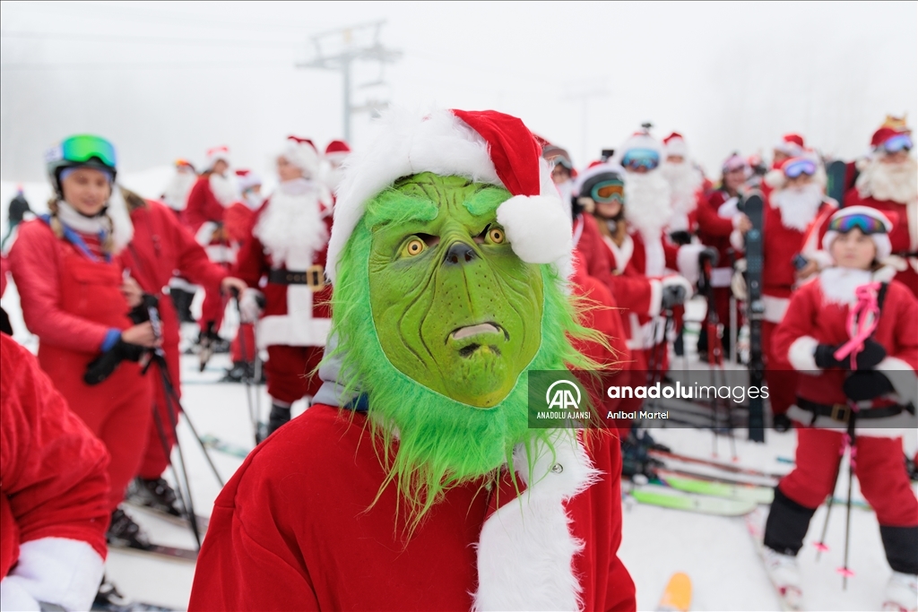 Yüzlerce kayakçı ABD'de düzenlenen ''Santa Sunday'' etkinliğine katıldı
