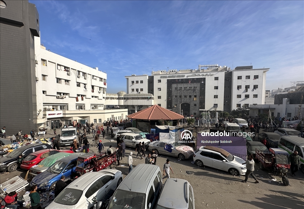 Gazze'deki Şifa Hastanesi'ne sığınan Filistinliler, zor şartlar altında yaşamlarını sürdürüyor