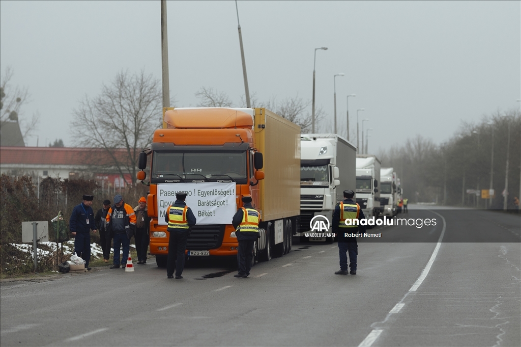 Macar tır şoförlerinden Zahony'de protesto gösterisi