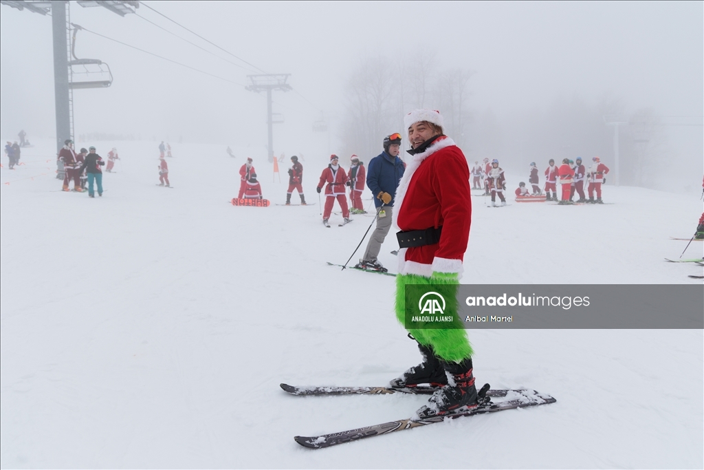 Yüzlerce kayakçı ABD'de düzenlenen ''Santa Sunday'' etkinliğine katıldı