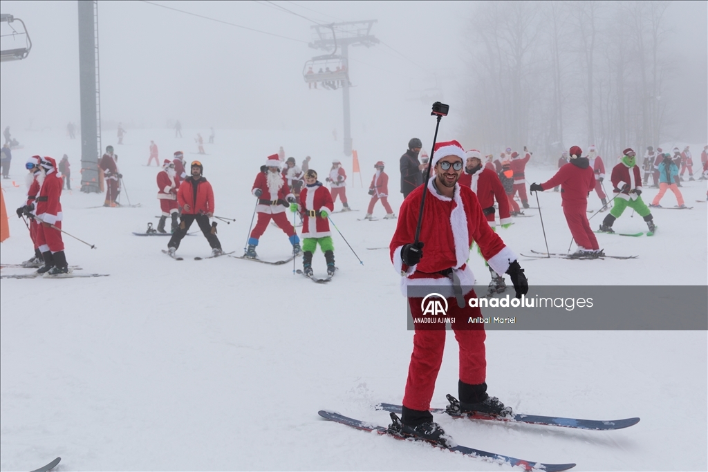 Yüzlerce kayakçı ABD'de düzenlenen ''Santa Sunday'' etkinliğine katıldı