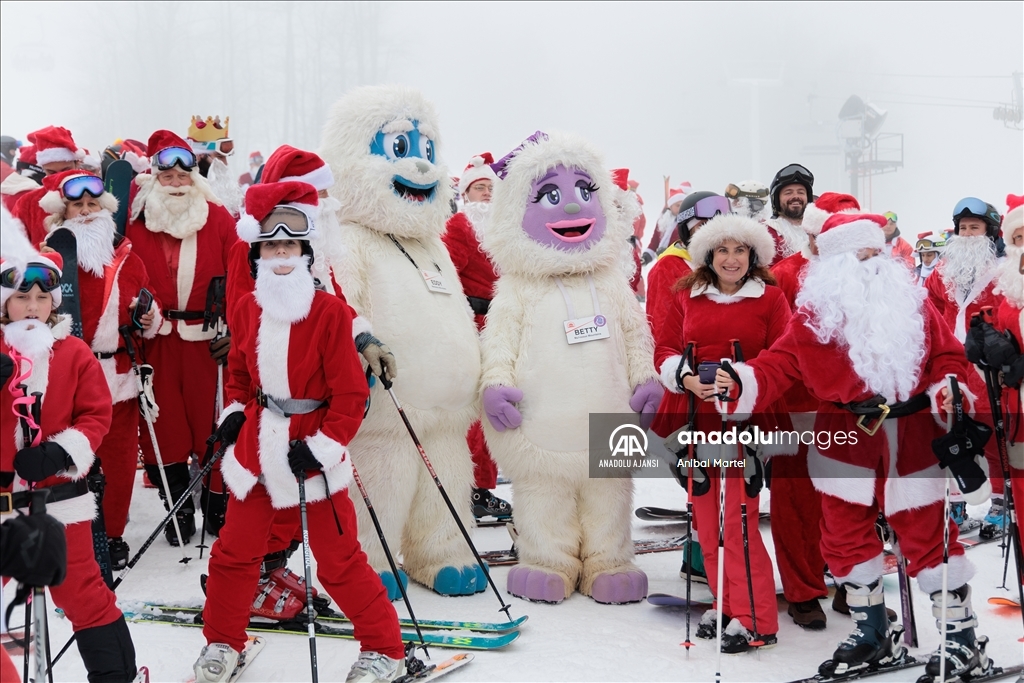 Yüzlerce kayakçı ABD'de düzenlenen ''Santa Sunday'' etkinliğine katıldı