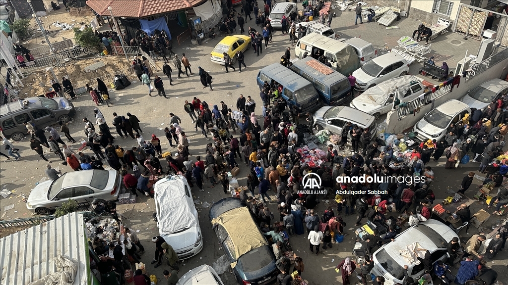 Gazze'deki Şifa Hastanesi'ne sığınan Filistinliler, zor şartlar altında yaşamlarını sürdürüyor