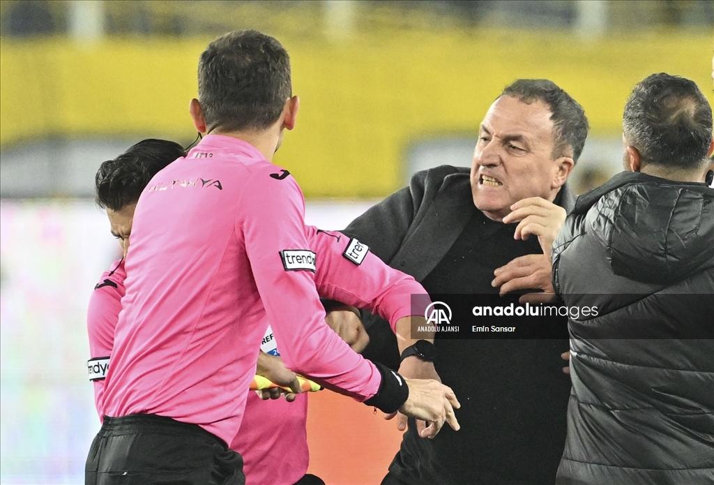 MKE Ankaragücü Kulübü Başkanı Faruk Koca'dan hakeme saldırı