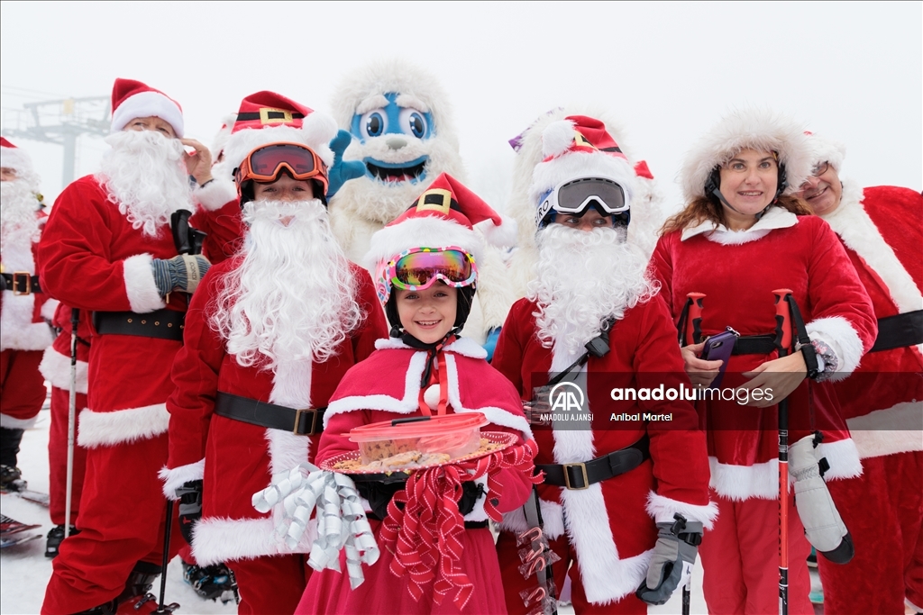 Yüzlerce kayakçı ABD'de düzenlenen ''Santa Sunday'' etkinliğine katıldı