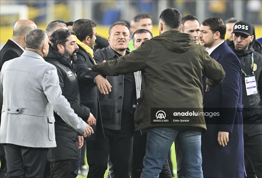 MKE Ankaragücü Kulübü Başkanı Faruk Koca'dan hakeme saldırı