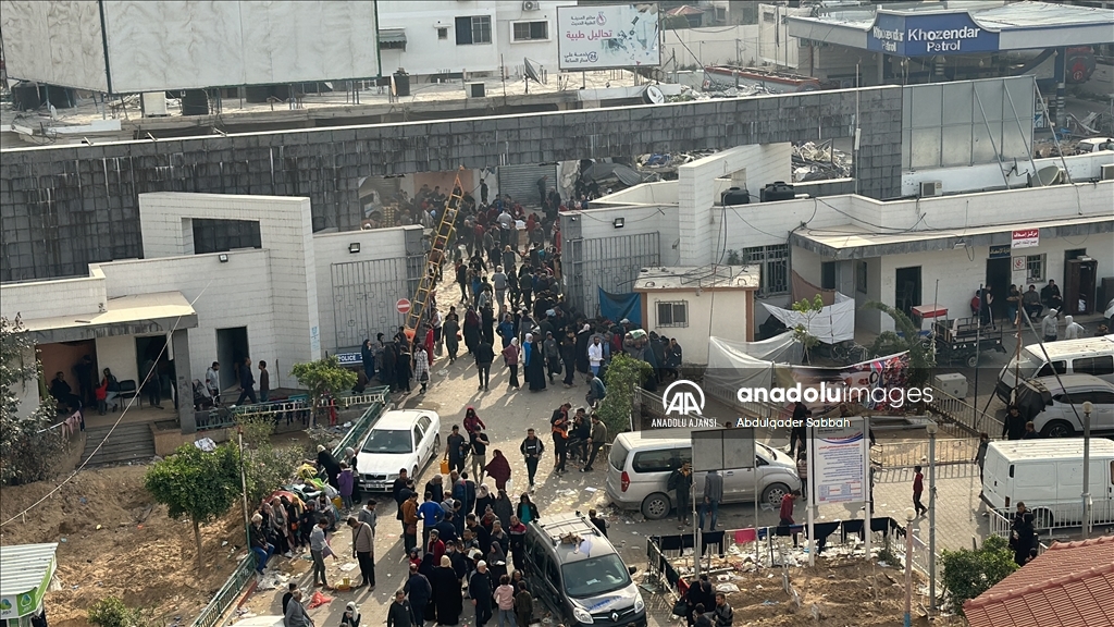 Gazze'deki Şifa Hastanesi'ne sığınan Filistinliler, zor şartlar altında yaşamlarını sürdürüyor