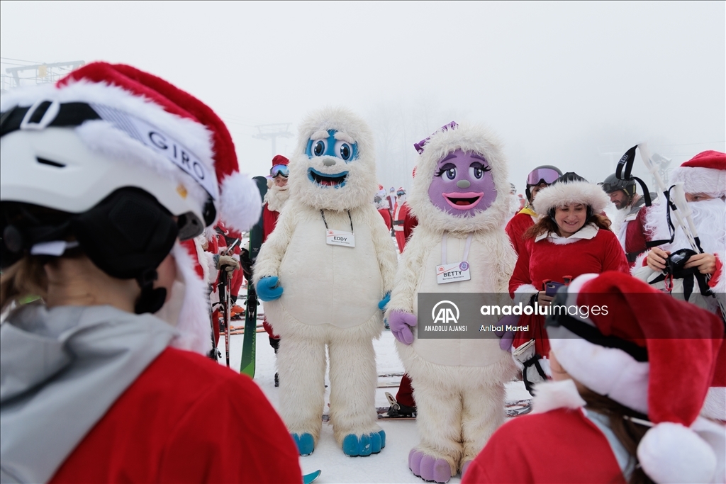 Yüzlerce kayakçı ABD'de düzenlenen ''Santa Sunday'' etkinliğine katıldı