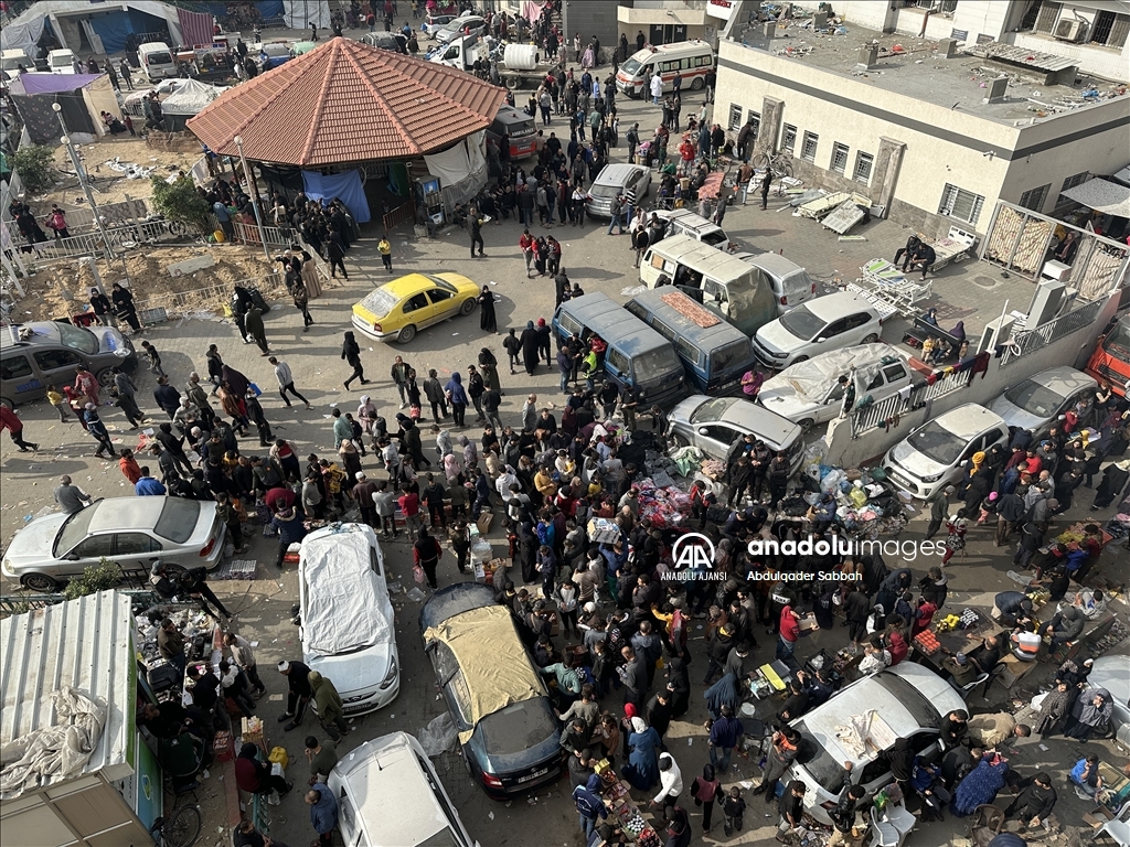 Gazze'deki Şifa Hastanesi'ne sığınan Filistinliler, zor şartlar altında yaşamlarını sürdürüyor