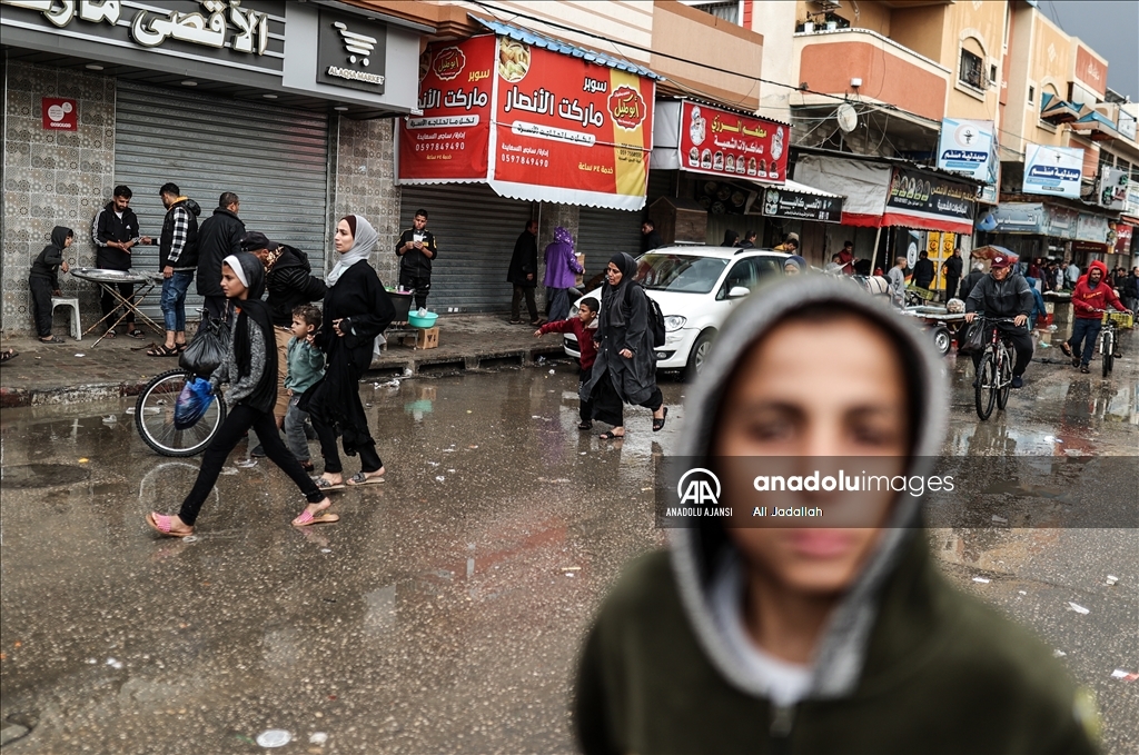 İsrail saldırıları nedeniyle göç eden Gazzeliler, yağmur ve soğuk havayla mücadele ediyor
