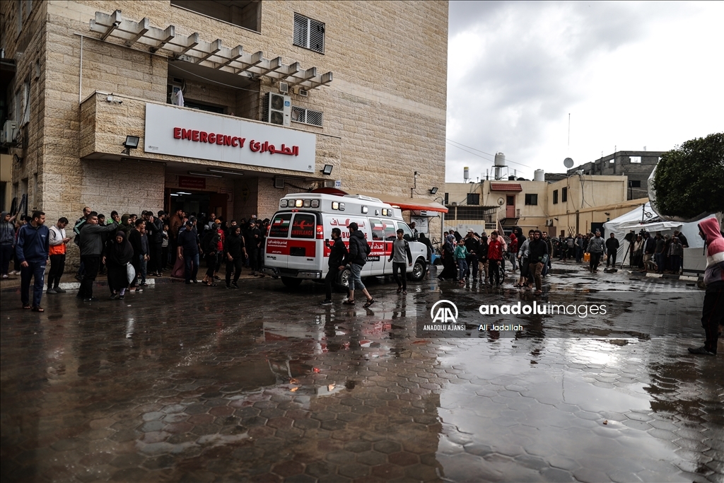 İsrail saldırıları nedeniyle göç eden Gazzeliler, yağmur ve soğuk havayla mücadele ediyor