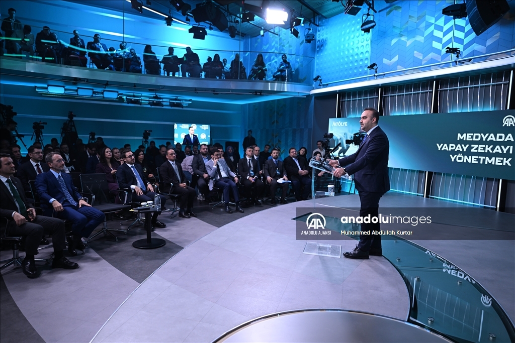 Bakan Kacır, "Medyada Yapay Zekayı Yönetmek" forumunda konuştu: