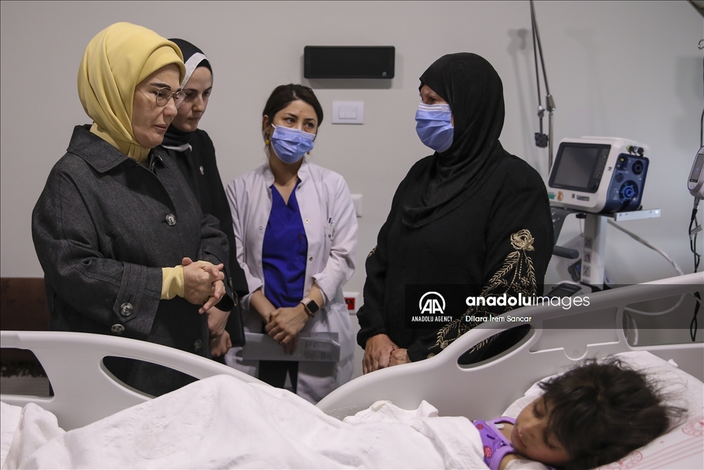 أمينة أردوغان تزور أطفالا من غزة يتلقون العلاج في أنقرة