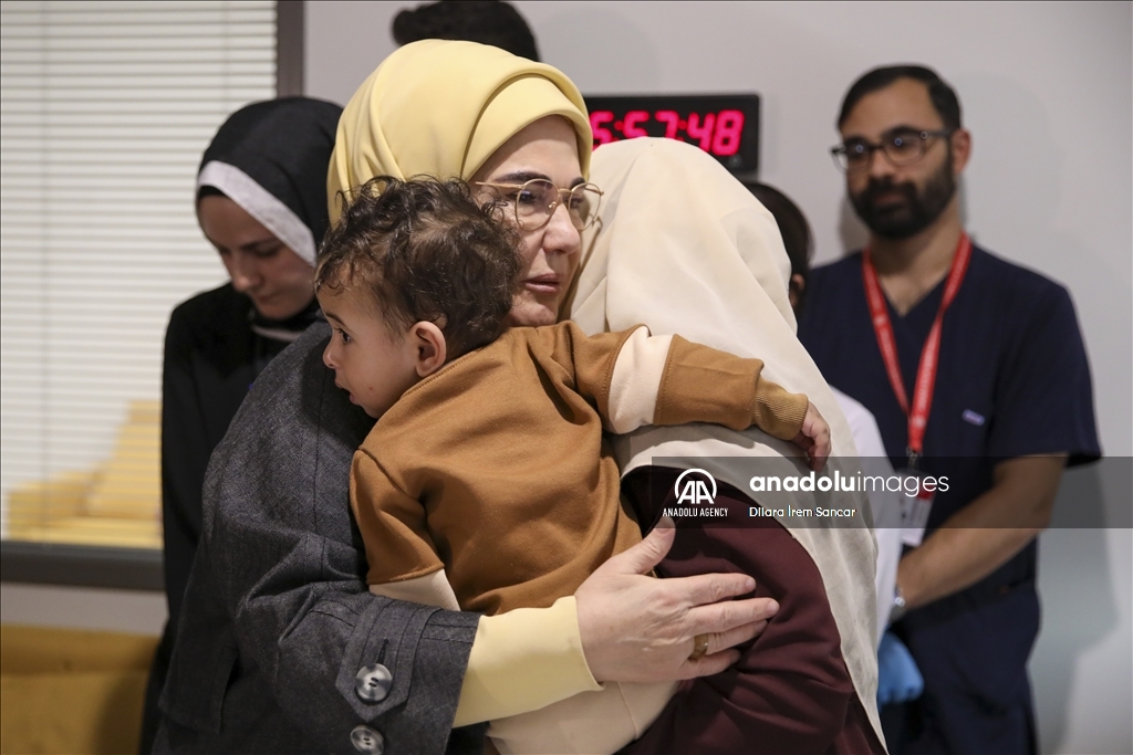 أمينة أردوغان تزور أطفالا من غزة يتلقون العلاج في أنقرة