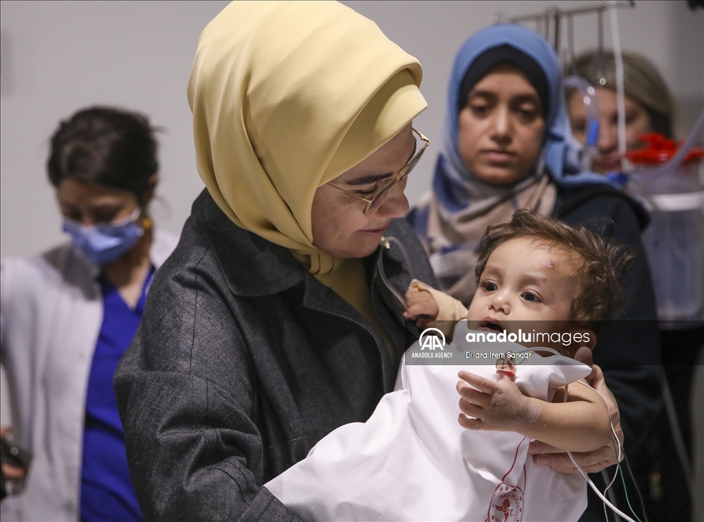 أمينة أردوغان تزور أطفالا من غزة يتلقون العلاج في أنقرة