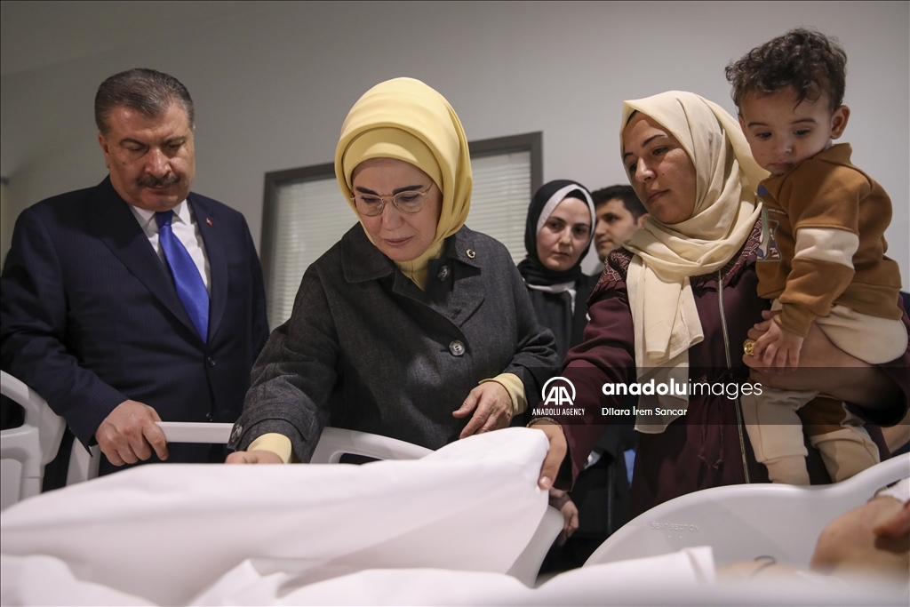 أمينة أردوغان تزور أطفالا من غزة يتلقون العلاج في أنقرة