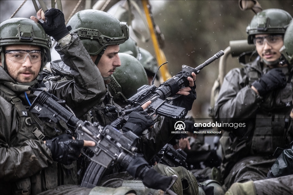 Съемочная группа агентства «Анадолу» запечатлела передвижения армии Израиля вблизи района Нахаль Оз на границе с сектором Газа