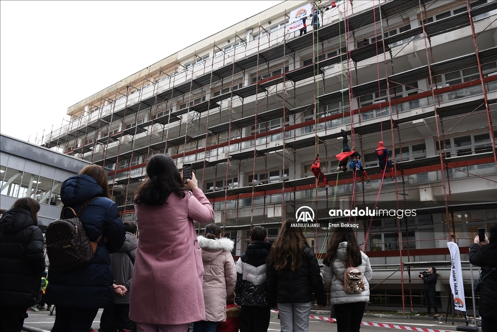 Kosova'da "süper kahramanlar" kliniğin çatısından halatla inerek çocuklara hediyeler dağıttı