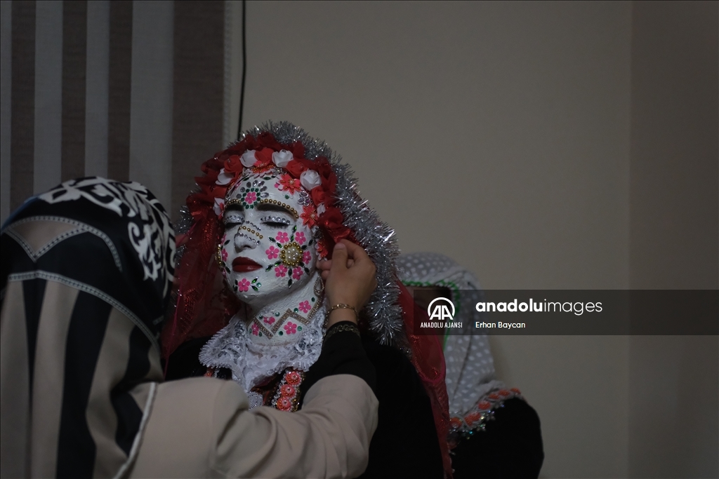 Pomaklar, düğünlerde yüz boyama geleneğini yaşatıyor