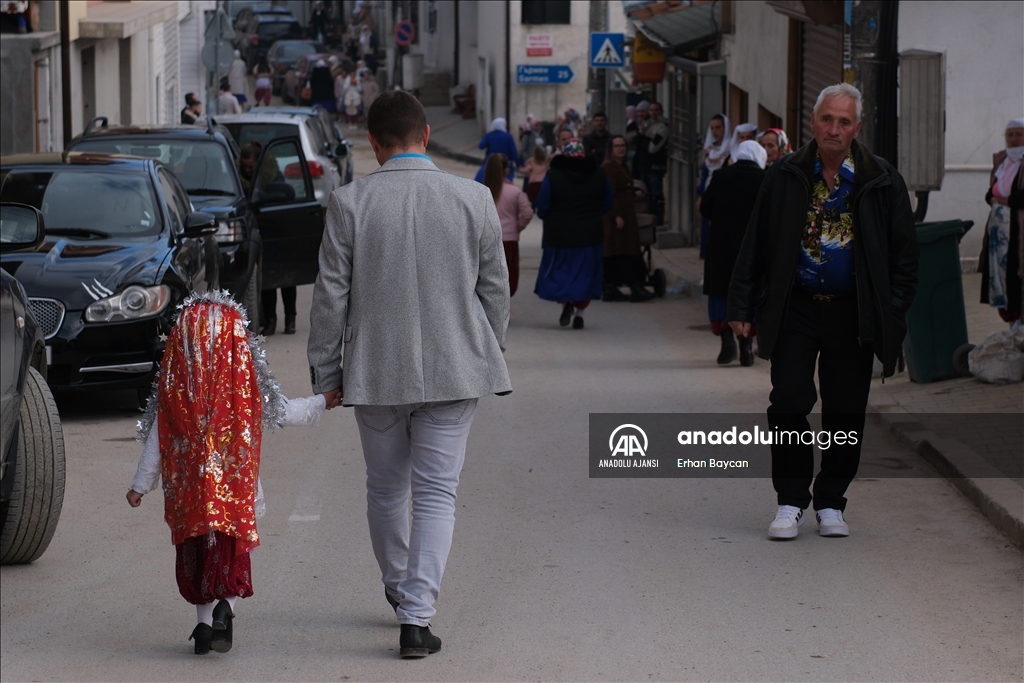 Pomaklar, düğünlerde yüz boyama geleneğini yaşatıyor