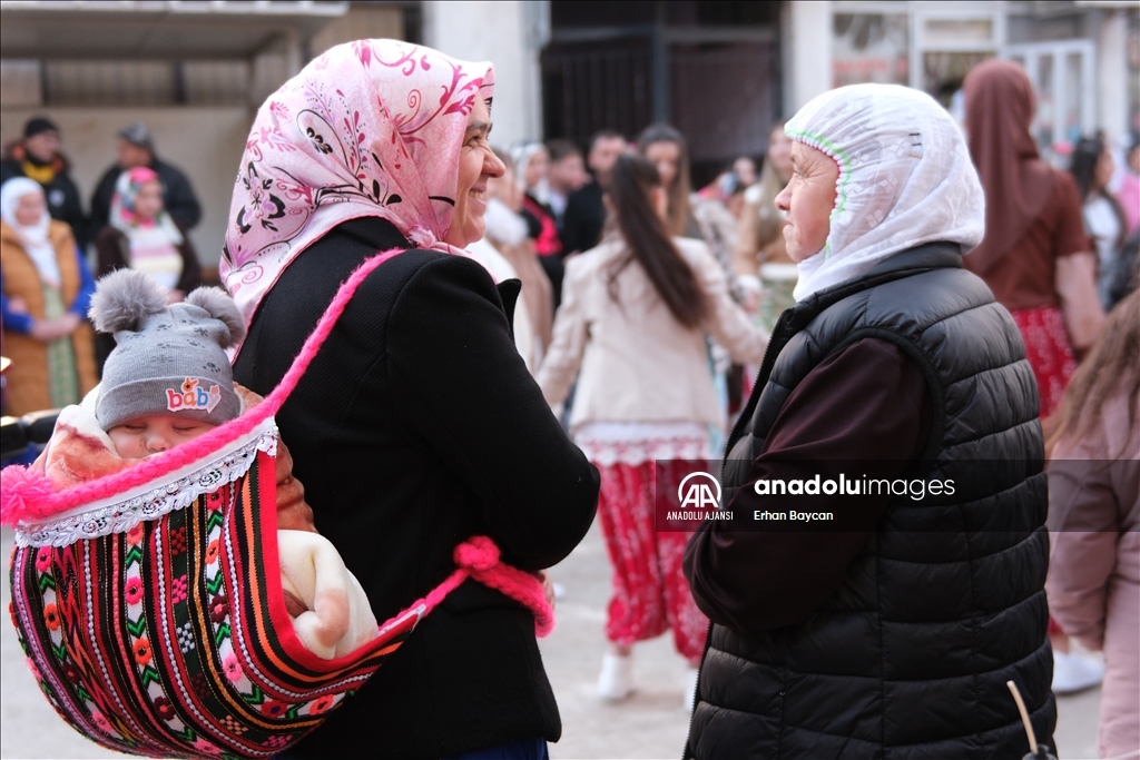 Pomaklar, düğünlerde yüz boyama geleneğini yaşatıyor