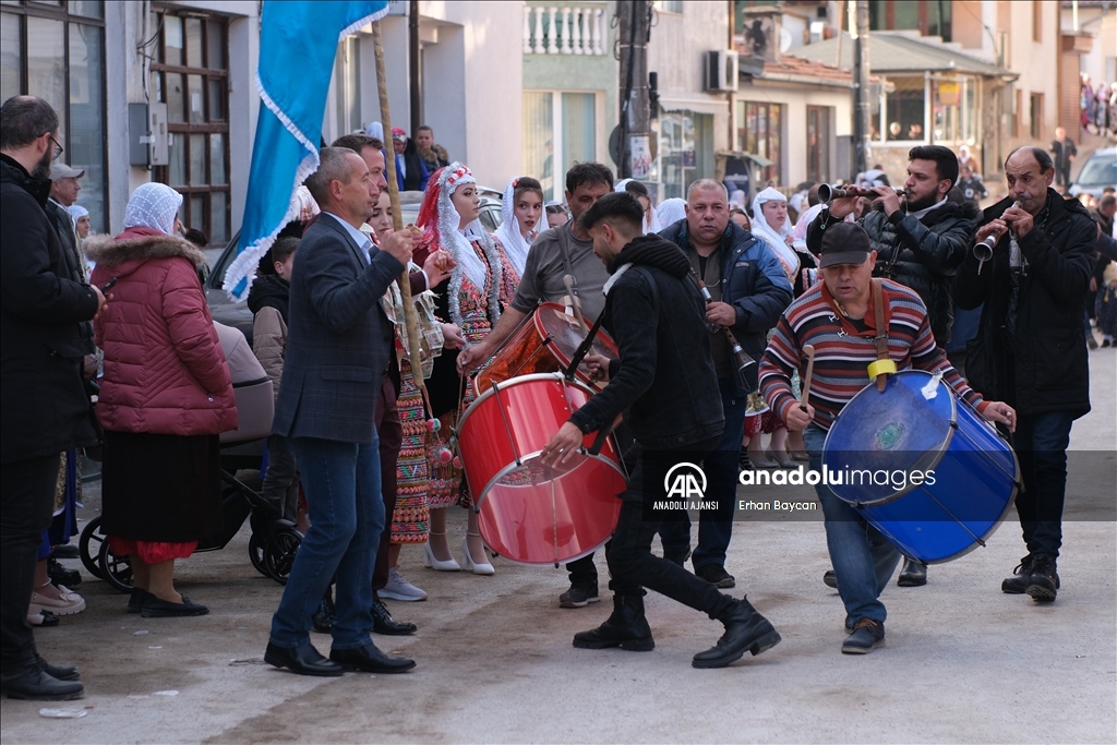 Pomaklar, düğünlerde yüz boyama geleneğini yaşatıyor