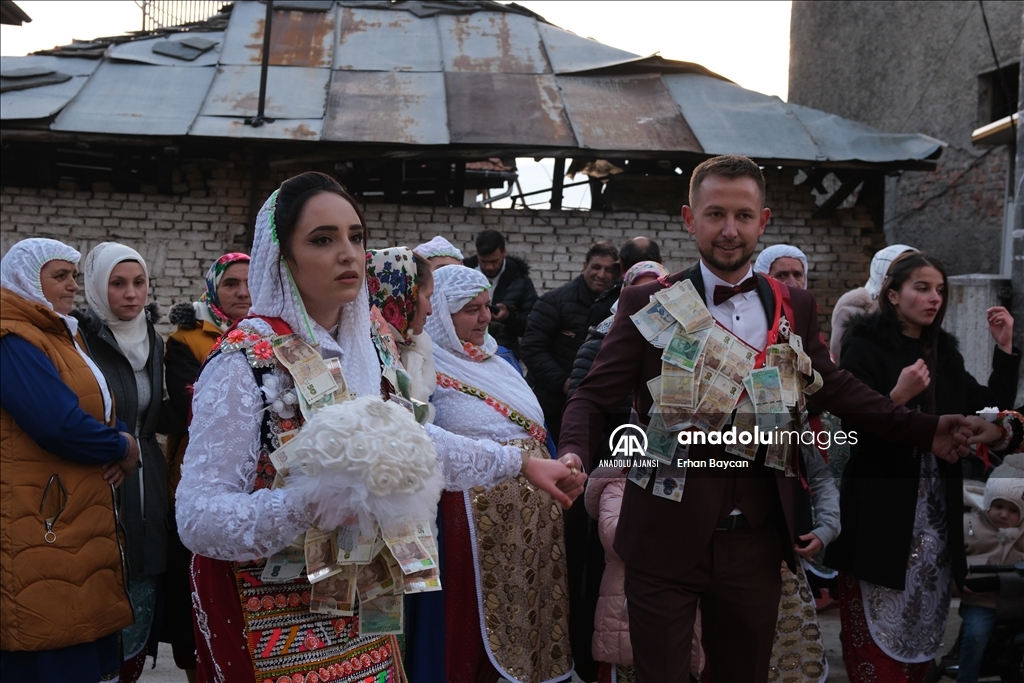 Pomaklar, düğünlerde yüz boyama geleneğini yaşatıyor