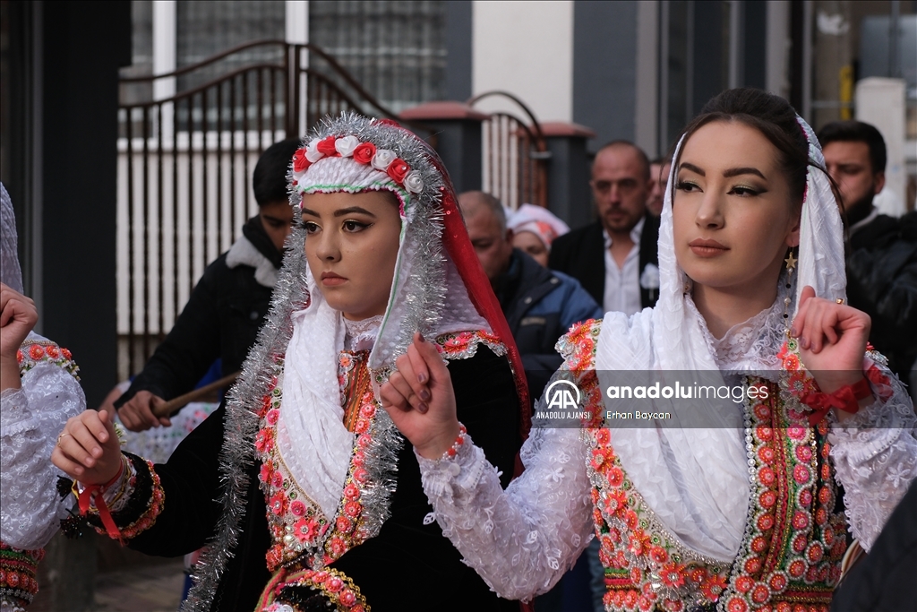 Pomaklar, düğünlerde yüz boyama geleneğini yaşatıyor