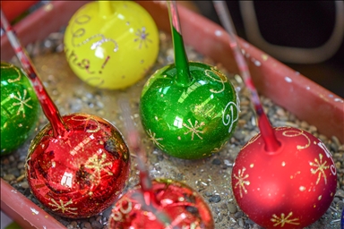 Rusija: Fabrika Birjusinka čuva višedecenijsku tradiciju ručne izrade božićnih ukrasa