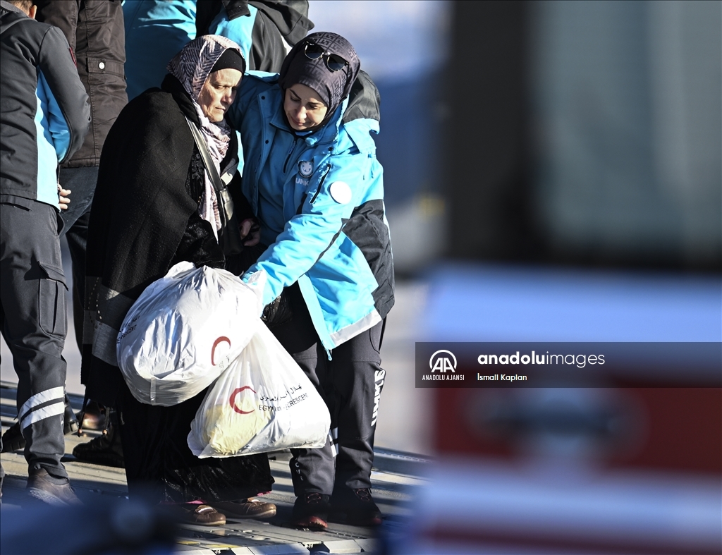 Gazzeli hastaları taşıyan askeri uçak Ankara'ya indi