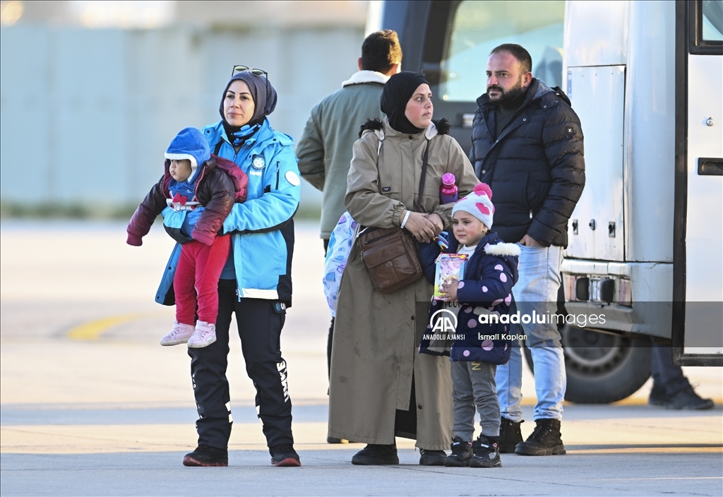 Gazzeli hastaları taşıyan askeri uçak Ankara'ya indi