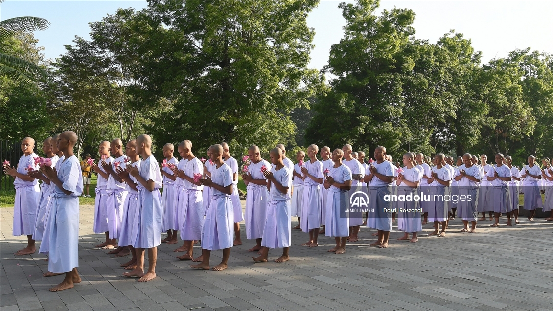 Endonezyalı keşiş adayları Borobudur Tapınağı'nda Pradaksina ayinine katıldı