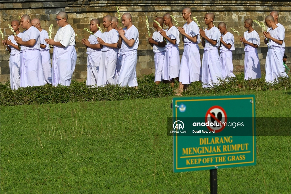 Endonezyalı keşiş adayları Borobudur Tapınağı'nda Pradaksina ayinine katıldı
