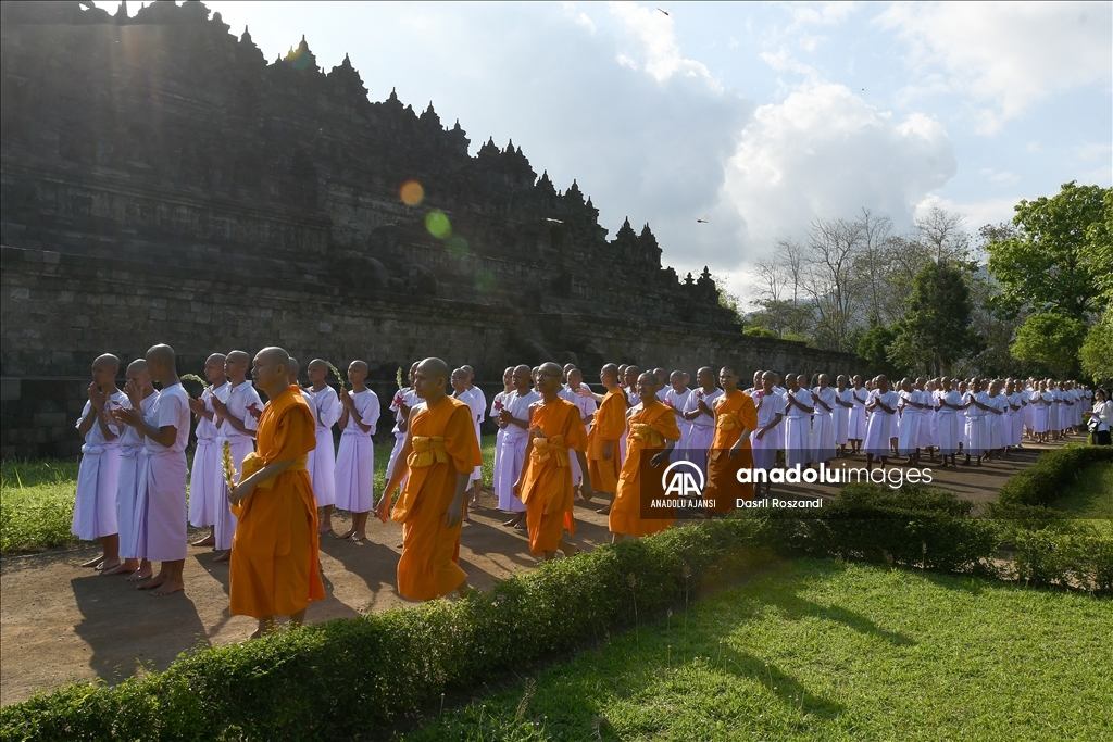 Endonezyalı keşiş adayları Borobudur Tapınağı'nda Pradaksina ayinine katıldı