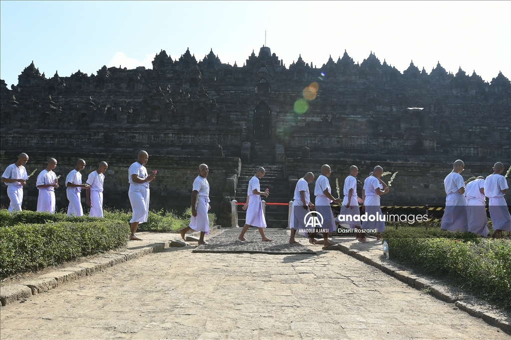 Endonezyalı keşiş adayları Borobudur Tapınağı'nda Pradaksina ayinine katıldı