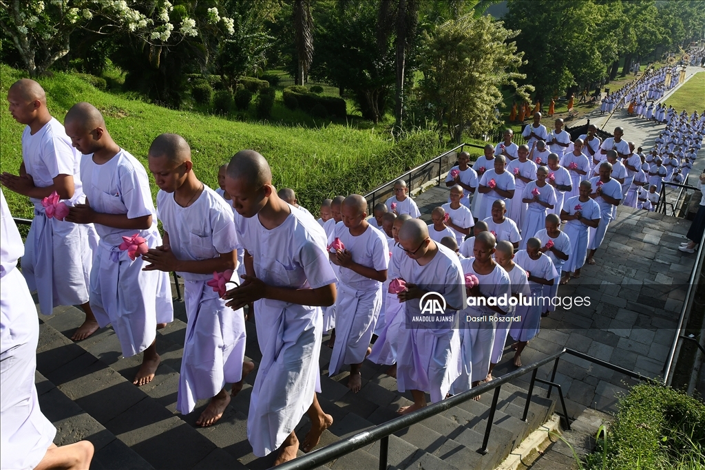 Endonezyalı keşiş adayları Borobudur Tapınağı'nda Pradaksina ayinine katıldı