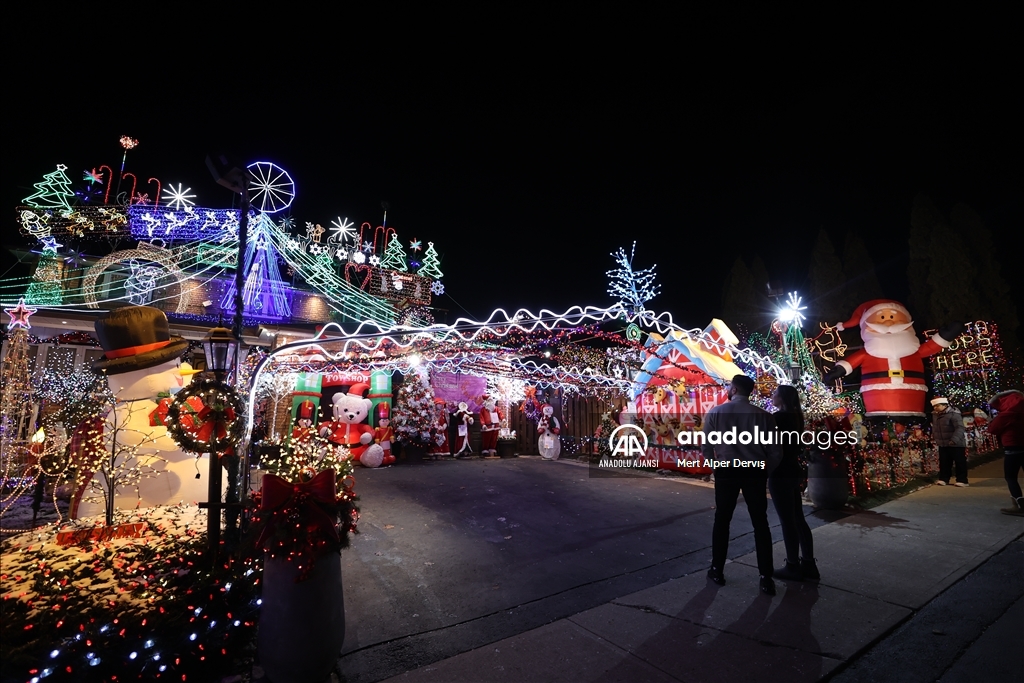 Toronto'da hasta çocuklar için Noel zamanı ışıklandırılan 'DeSario' evi