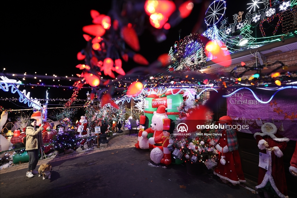 Toronto'da hasta çocuklar için Noel zamanı ışıklandırılan 'DeSario' evi
