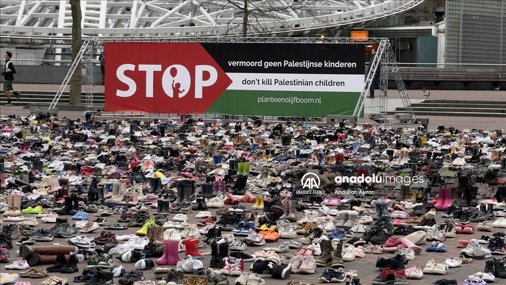هولندا.. تأبين قتلى أطفال غزة بوضع 8 آلاف زوج أحذية