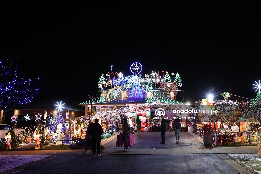 Toronto'da hasta çocuklar için Noel zamanı ışıklandırılan 'DeSario' evi