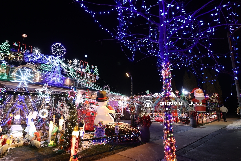 Toronto'da hasta çocuklar için Noel zamanı ışıklandırılan 'DeSario' evi