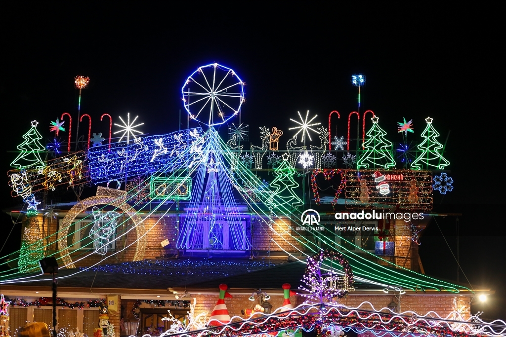 Toronto'da hasta çocuklar için Noel zamanı ışıklandırılan 'DeSario' evi